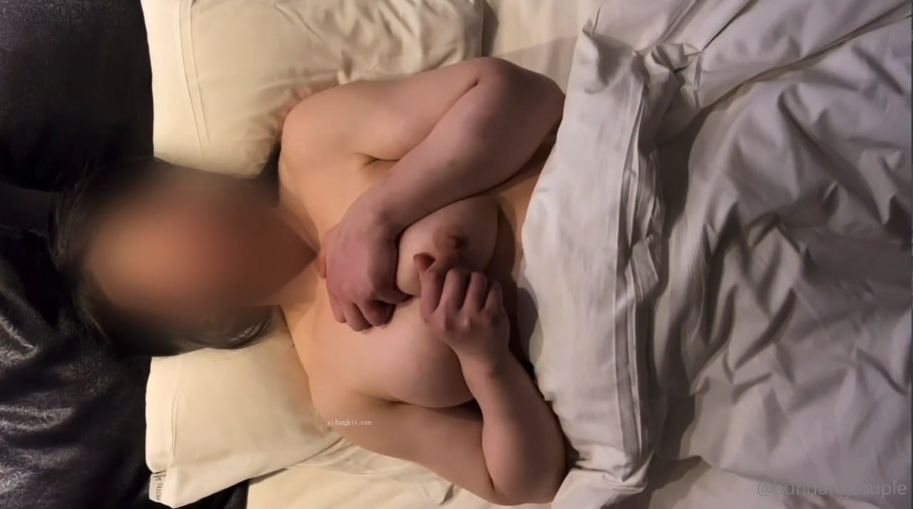 第二场 最爱嫩妹 18岁极品小萝莉，神似景甜，沙发啪啪，美乳嫩鲍清晰可见，水多娇喘动听必看